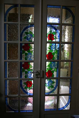 Porte fenêtre intérieure - fleurs bleues et rouges